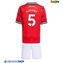 Maglie da calcio Manchester United Harry Maguire #5 Prima Maglia Bambino 2025-26 Manica Corta + Pantaloni corti)